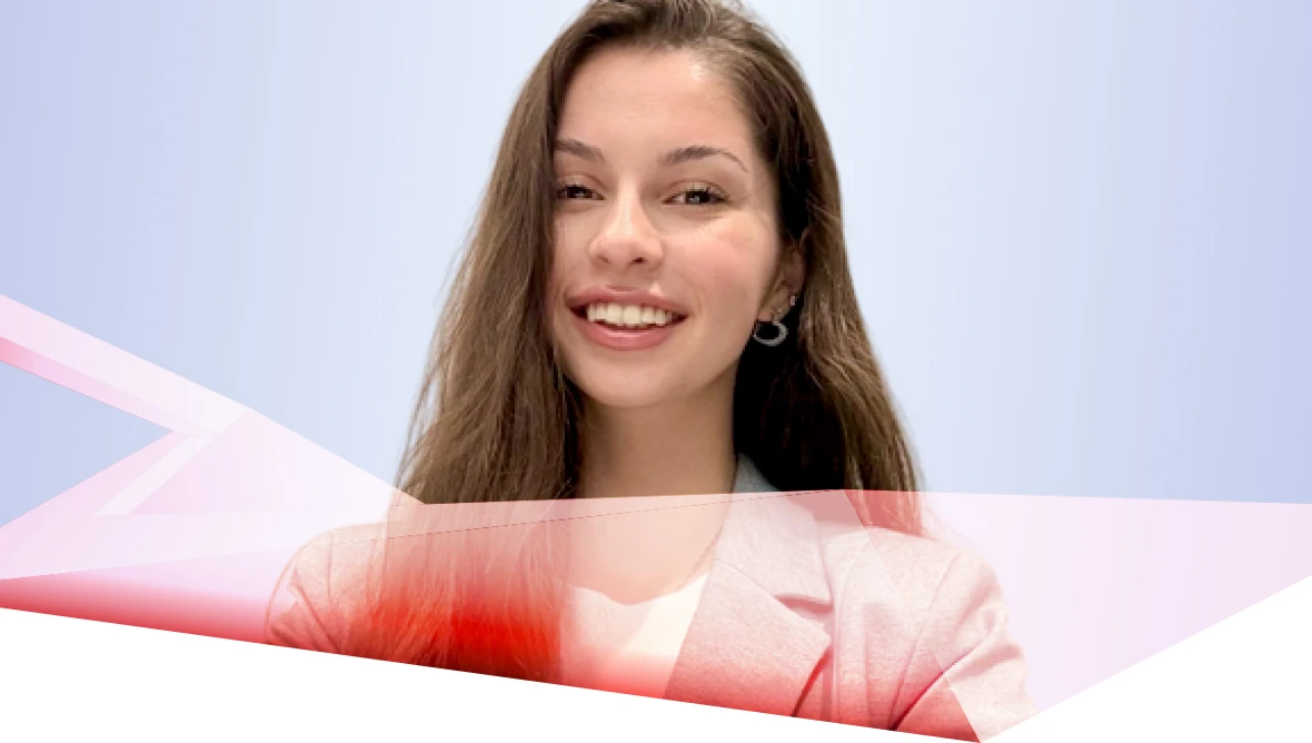 Person mit langen, dunklen Haaren vor hellblauem Hintergrund mit roten grafischen Elementen.