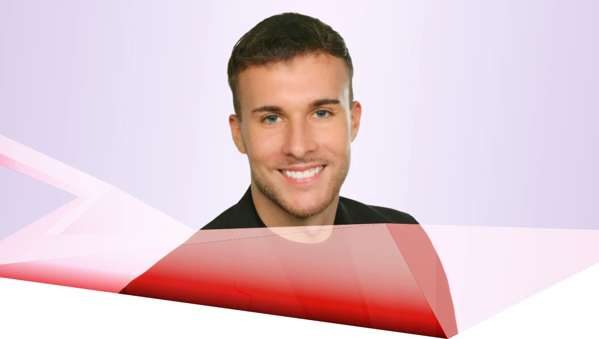 Person mit Brille und grauem Sakko vor hellem violettem Hintergrund, mit rotem transparentem grafischem Element unten.