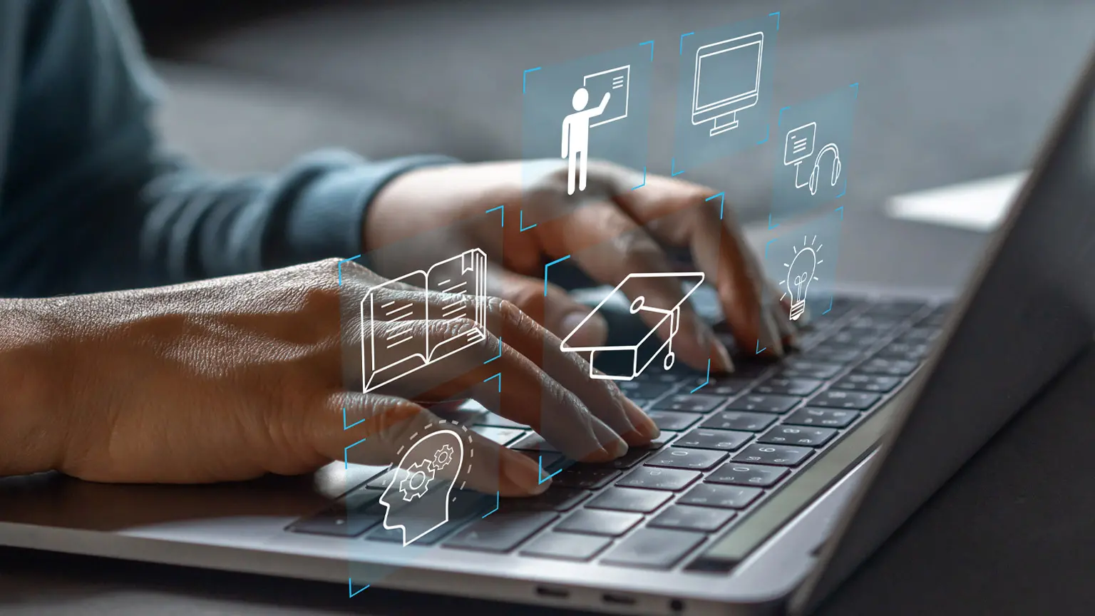 Hände tippen auf Laptop, digitale Bildungs- und Service-Icons darüber.