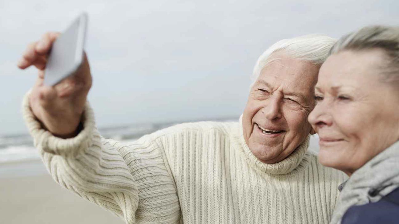 Älteres Paar macht Selfie