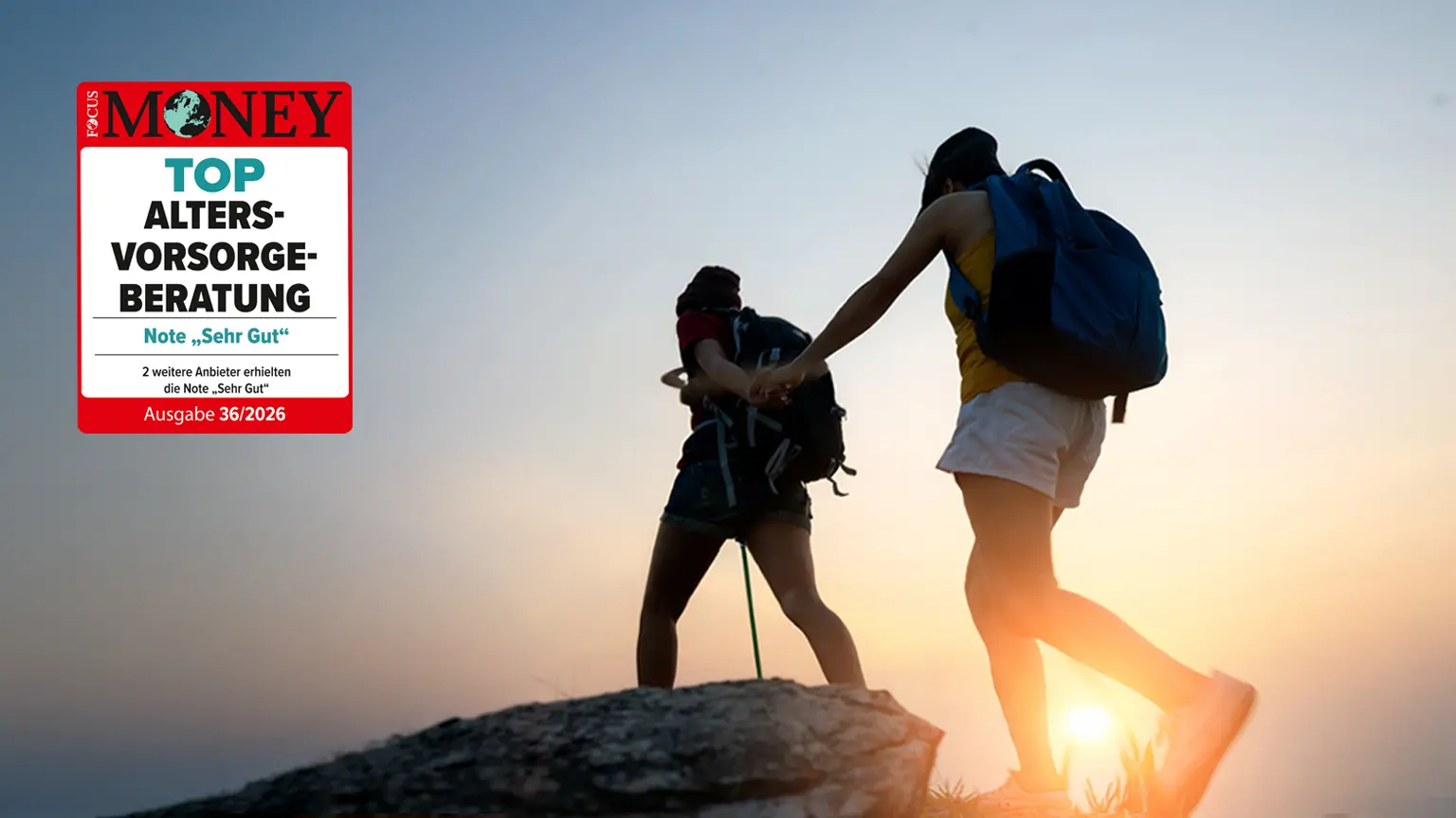 Auszeichnung ‚Top Altersvorsorge-Beratung‘ neben zwei Personen mit Rucksäcken in einer Berglandschaft bei Sonnenuntergang.