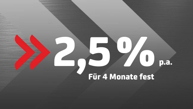 Lächelnde Frau mit Unicreditcard in der Hand sitzt vor einem Laptop