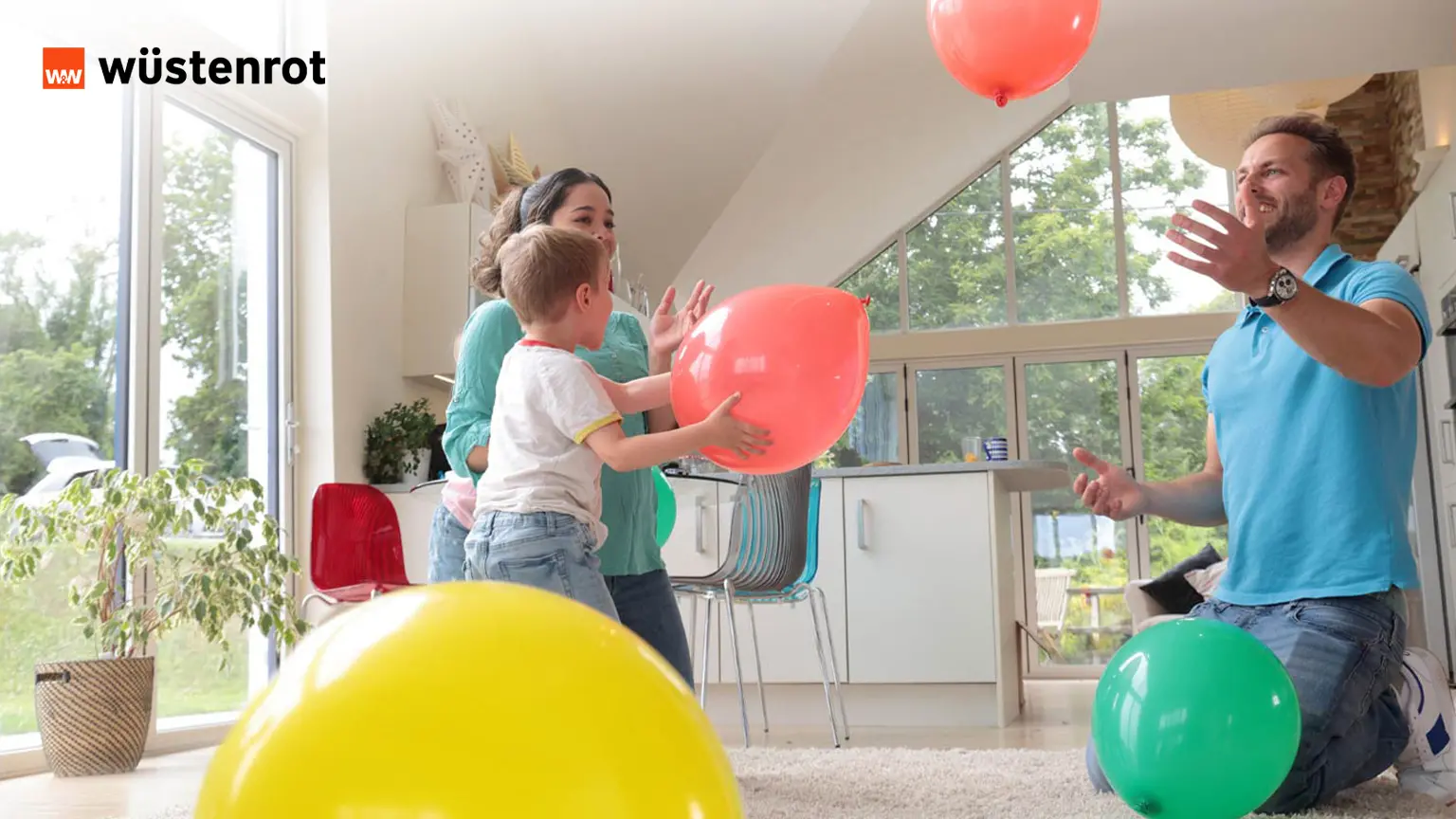 Familie spielt mit Luftballons