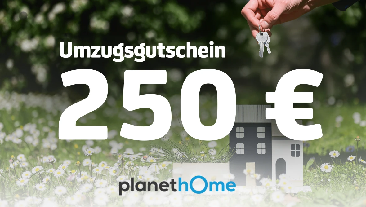 Hand haelt Schluessel ueber kleinem Hausmodell vor gruenem Hintergrund mit den Woertern Umzugsgutschein 250 Euro und planetHome.