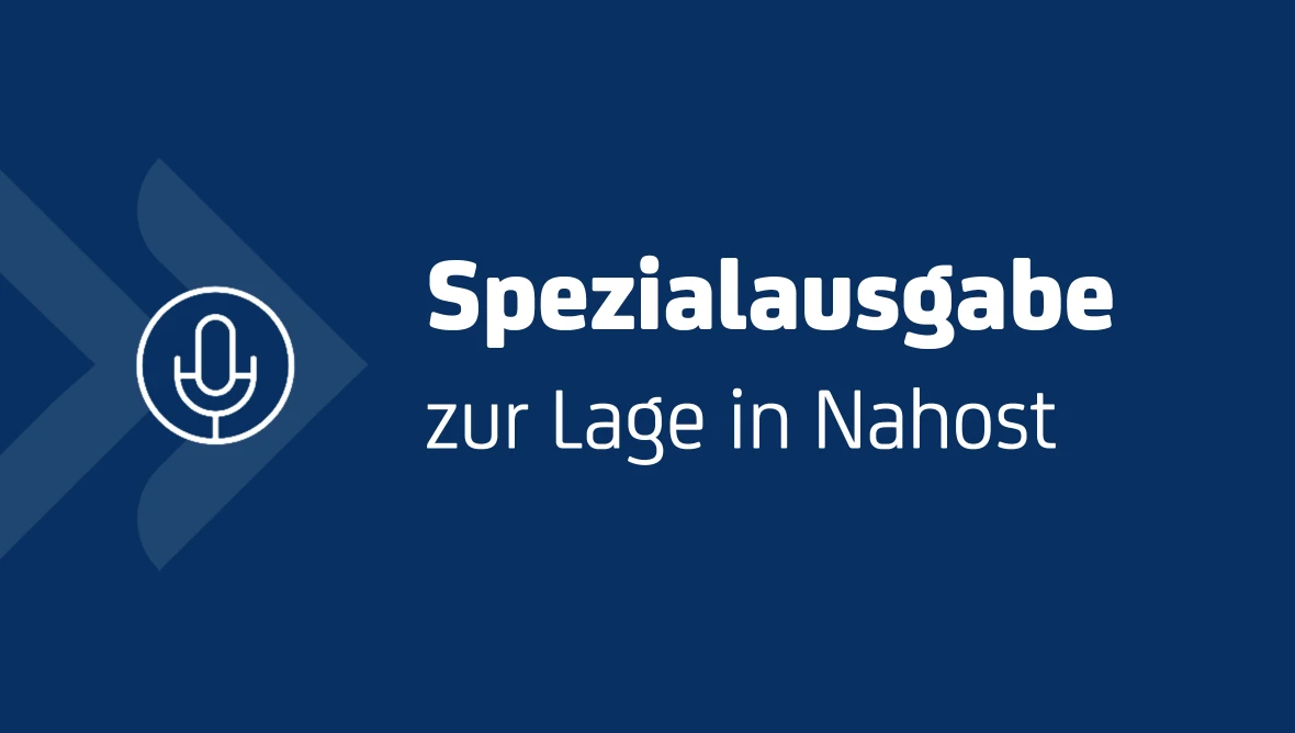 Grafik mit Mikrofon-Symbol und Text: Spezialausgabe zur Lage in Nahost auf dunkelblauem Hintergrund.