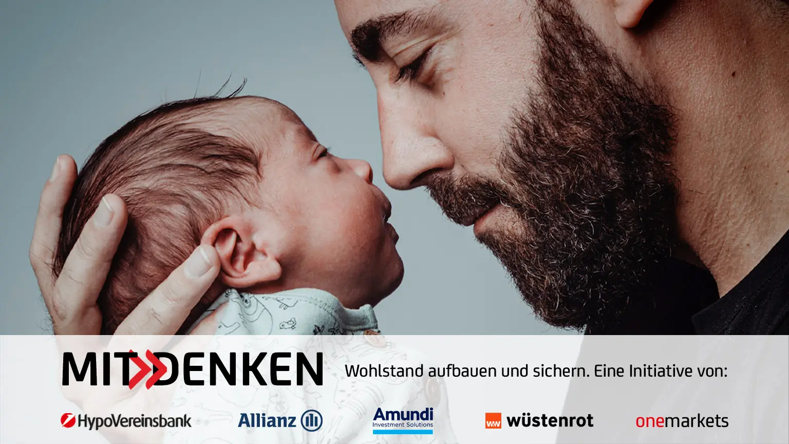 Ein Mann schaut auf ein Baby, das auf dem Arm gehalten wird, mit einem neutralen Hintergrund. Darunter steht MITDENKEN.