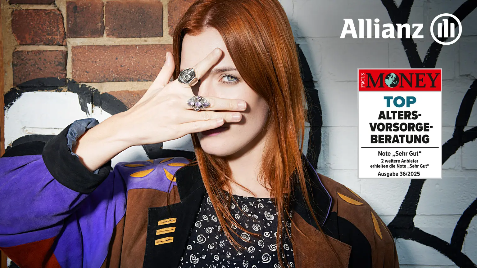 Person vor Backsteinwand mit Allianz-Logo und Siegel „FOCUS MONEY“, darunter „TOP ALTERSVORSORGE-BERATUNG“ sowie Hinweis auf Note „Sehr Gut“ und Ausgabe 36/2025.
