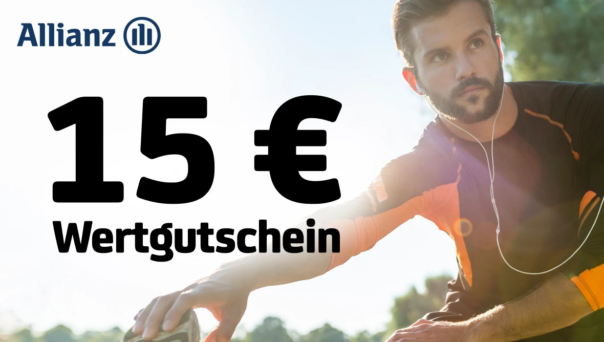 Eine Person in Sportkleidung greift im Freien nach ihrem Schuh, daneben stehen das Allianz Logo sowie der Text 15 Euro Wertgutschein.