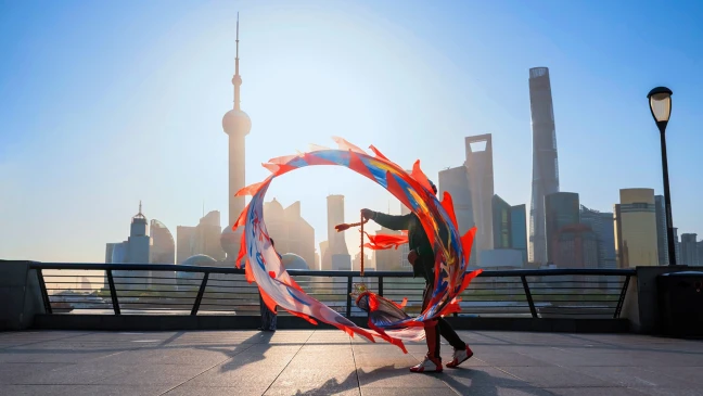 Analyse bestätigt: UniCredit auf Platz 1 im Trade Finance, rotes Logo vor Gebäudefassade.