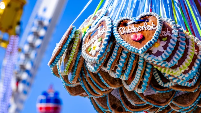 Oktoberfest Lebkuchenherzen vor  blauem Himmel