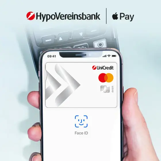 Smartphone zeigt HypoVereinsbank Mastercard mit Face-ID-Symbol und Apple-Pay-Logo auf hellem Hintergrund.