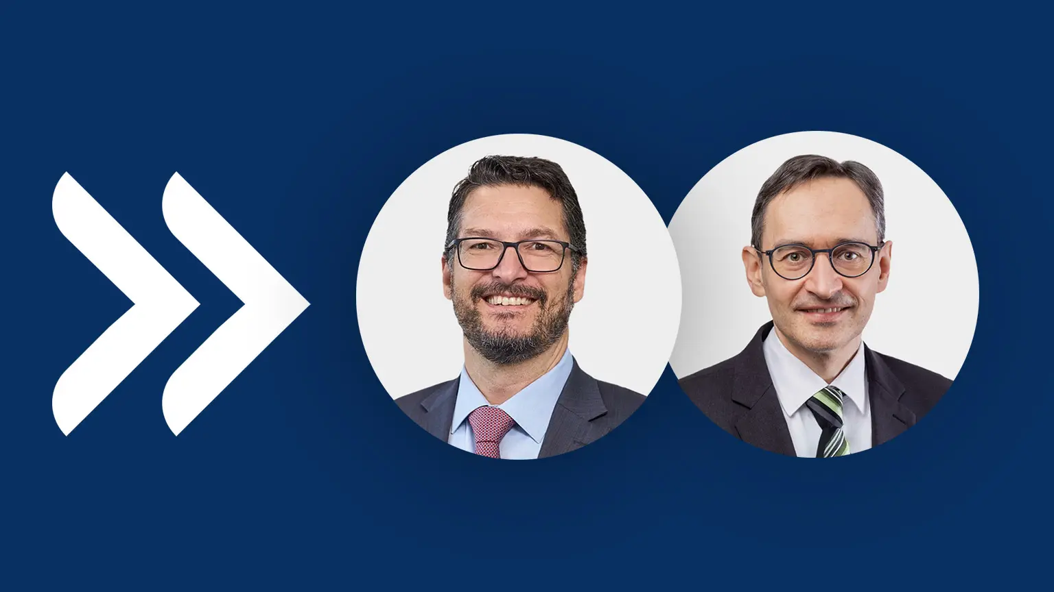 Drei Männer in formeller Kleidung stehen nebeneinander. Links ein glatzköpfiger Mann im dunklen Anzug mit weißem Hemd, in der Mitte ein Mann mit kurzen dunklen Haaren, Brille und hellem Hemd, rechts ein Mann mit kurzen dunklen Haaren, Bart, Brille und dunklem Anzug mit weißem Hemd. Links im Bild ist ein Mikrofon sichtbar.