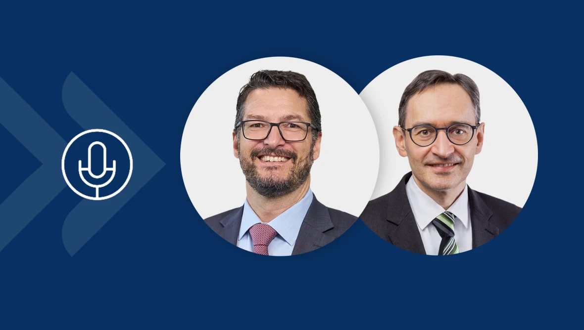Philip Gisdakis und Andreas Rees in Business‑Outfits sind in kreisförmigen Porträts vor blauem Hintergrund dargestellt; links daneben befindet sich ein weißes Mikrofon‑Symbol.