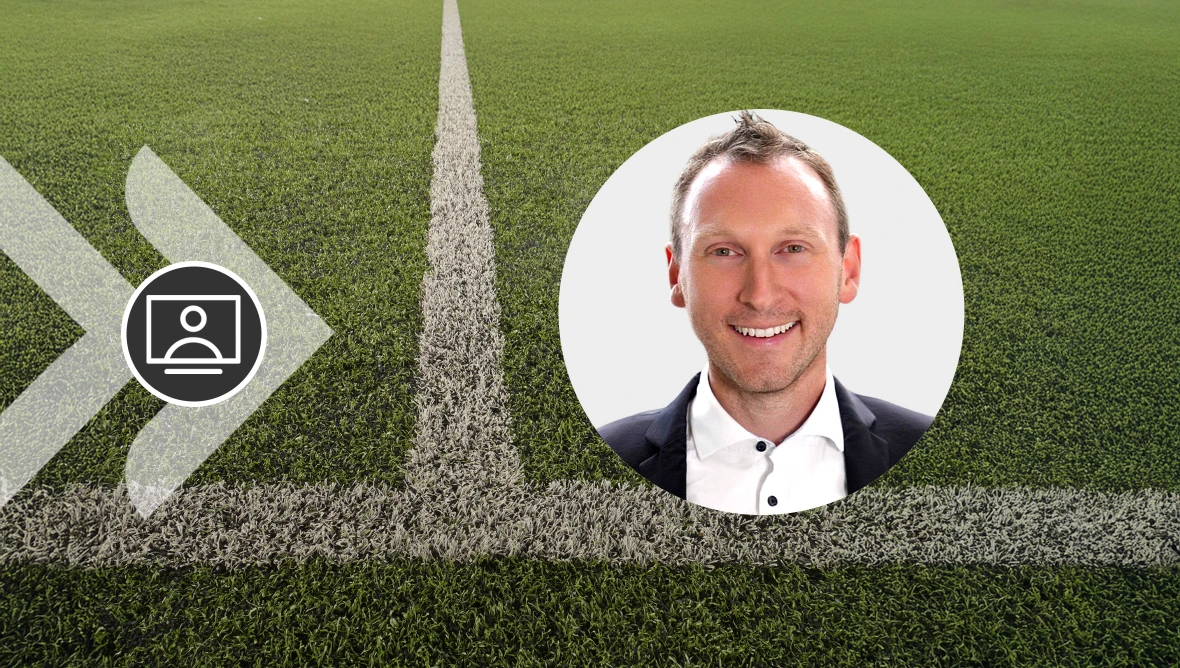 Porträt einer Person vor Fußballrasen mit Linien und Icon.