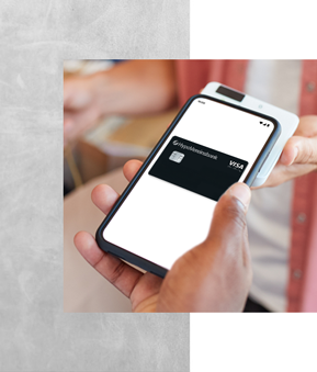 Smartphone mit HVB Visa Infinite Card wird zum kontaktlosen Bezahlen via Face-ID an ein Kartenterminal gehalten. Darüber Bank- und apple Pay Logo.