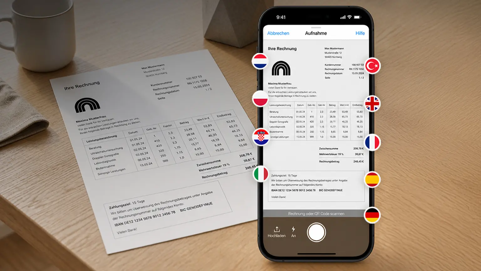 Smartphone zeigt App zum Scannen einer Rechnung mit verschiedenen Sprachen neben Papierdokument auf hellem Holztisch mit Tasse und gefaltetem Tuch.