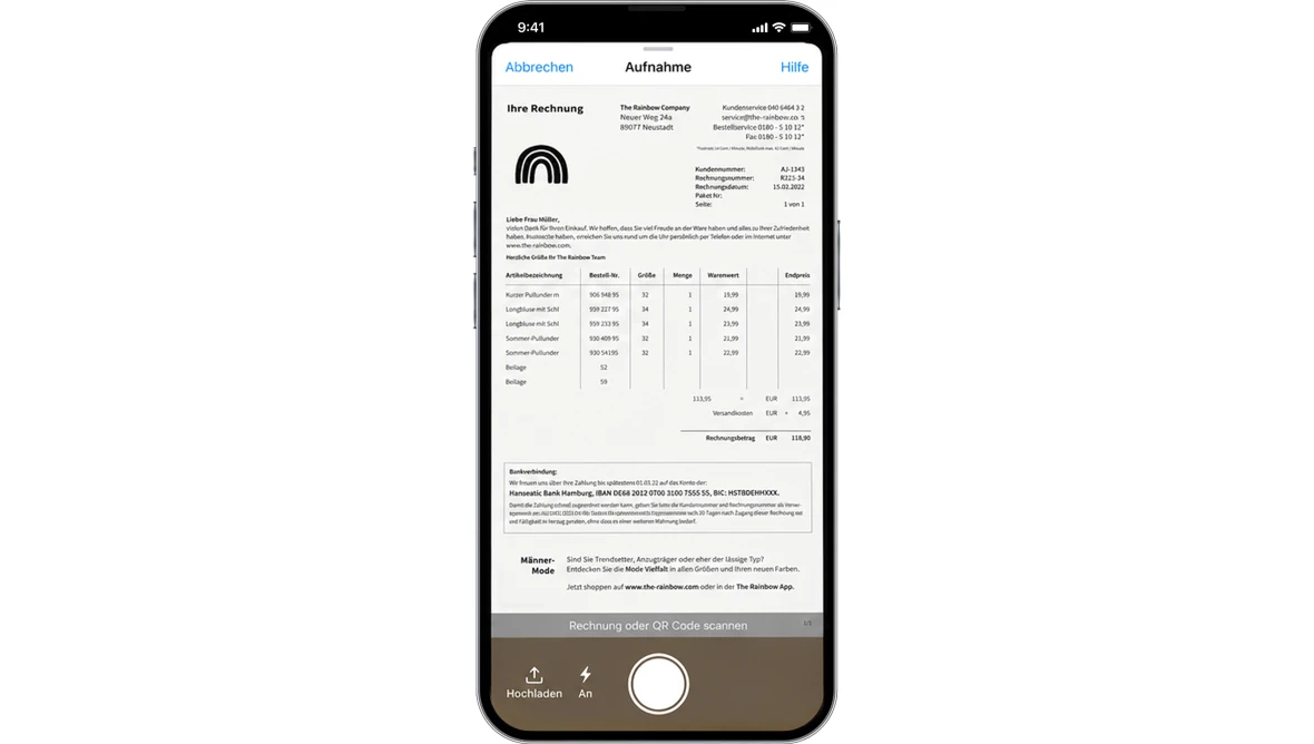 Smartphone zeigt Kameraansicht mit erfasster Rechnung als Dokument mit Tabelle Text und Bedienelementen zum Scannen und Hochladen.