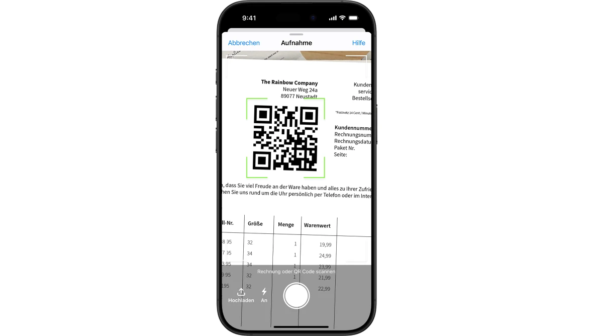 Smartphone zeigt Kameraansicht einer Rechnung mit hervorgehobenem QR Code in der Mitte und sichtbaren Tabellen und Scan Bedienelementen.