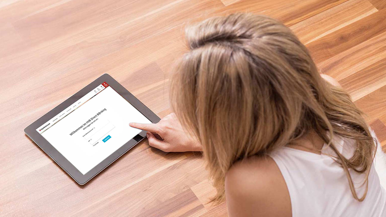 Frau liegt auf dem Boden mit Tablet - Online Banking