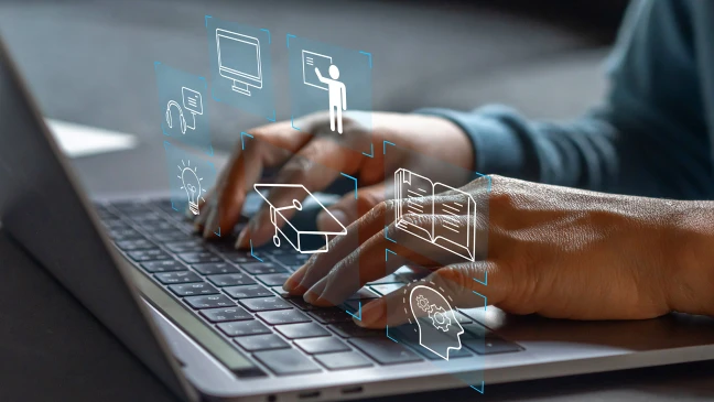 Hände tippen auf einem Laptop; eingeblendete Symbole stehen für Online-Konten und digitale Informationen im Kontext des digitalen Erbes.