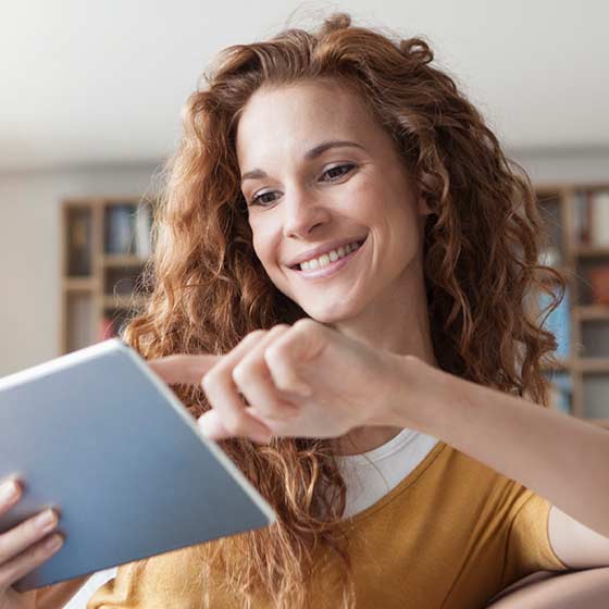 Pärchen im Cafe mit Tablet