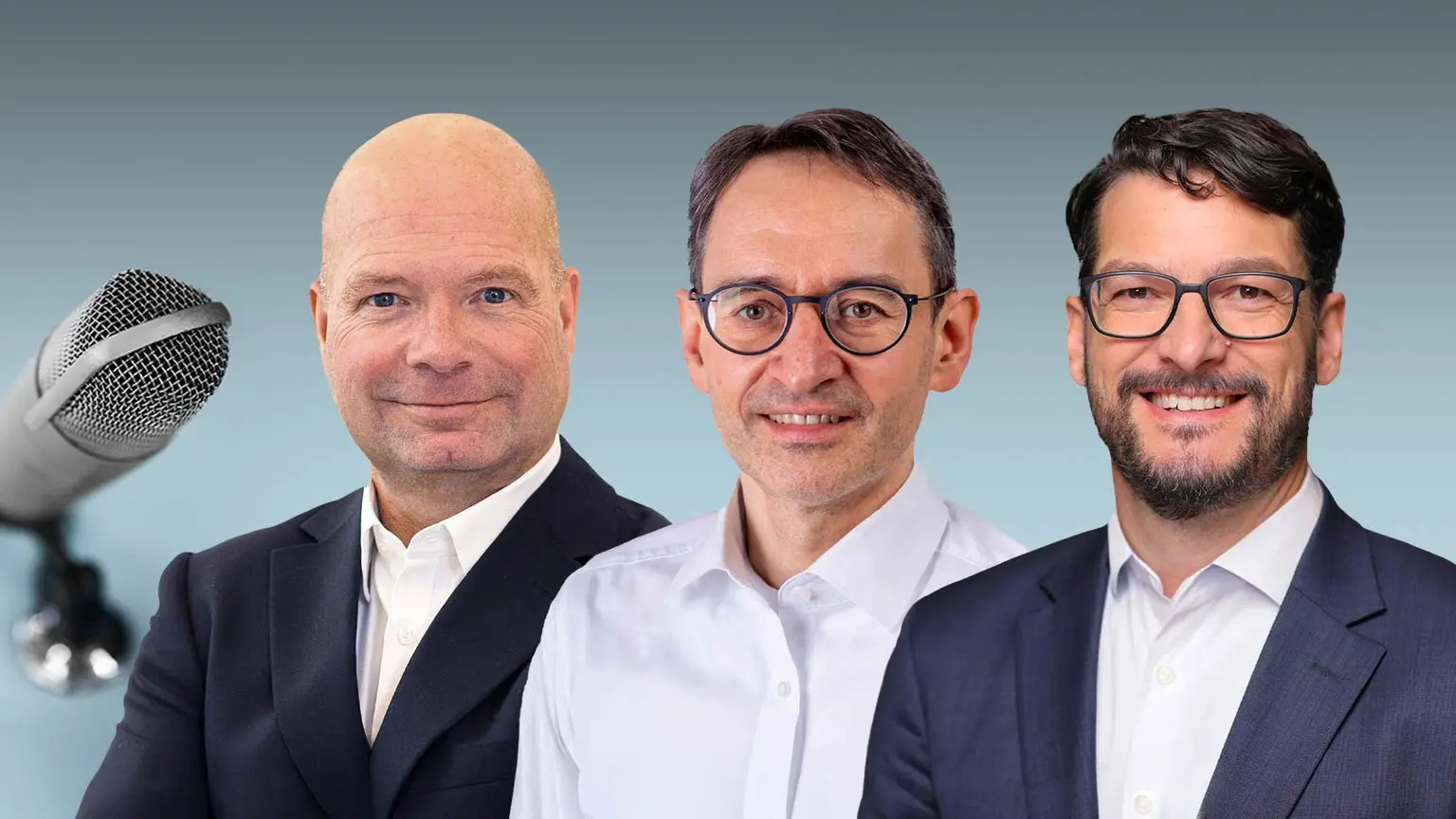 Drei Männer in formeller Kleidung stehen nebeneinander. Links ein glatzköpfiger Mann im dunklen Anzug mit weißem Hemd, in der Mitte ein Mann mit kurzen dunklen Haaren, Brille und hellem Hemd, rechts ein Mann mit kurzen dunklen Haaren, Bart, Brille und dunklem Anzug mit weißem Hemd. Links im Bild ist ein Mikrofon sichtbar.
