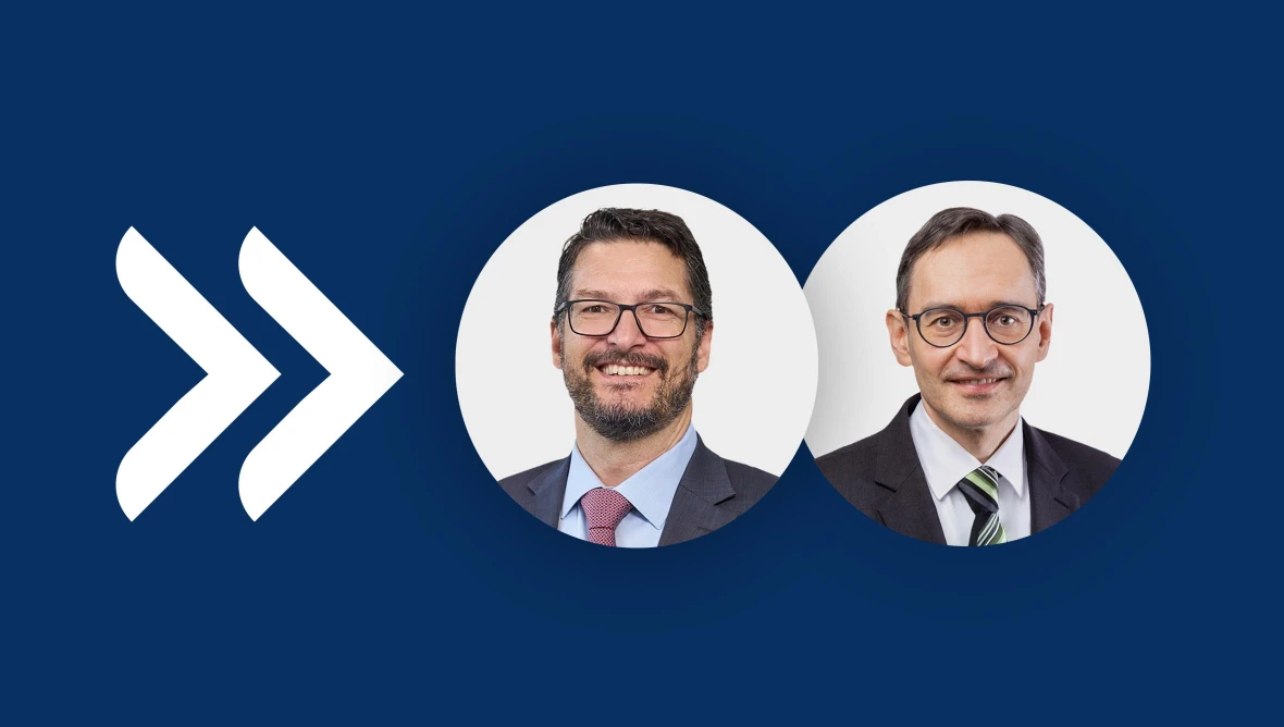Zwei kreisförmige Porträts von Personen in Businesskleidung vor dunkelblauem Hintergrund. Die Gesichter sind durch braune Rechtecke verdeckt. Links neben den Porträts befinden sich zwei weiße Pfeilsymbole, die nach rechts zeigen.