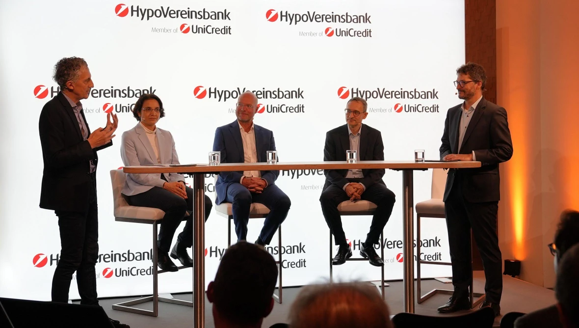 Podiumsdiskussion auf einer HVB-Veranstaltung mit fünf Teilnehmenden