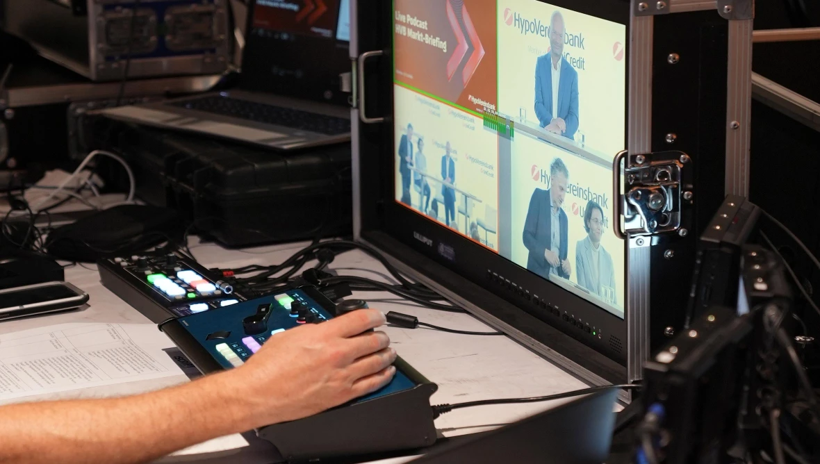 Regietechnik steuert die Übertragung einer HVB-Podiumsdiskussion