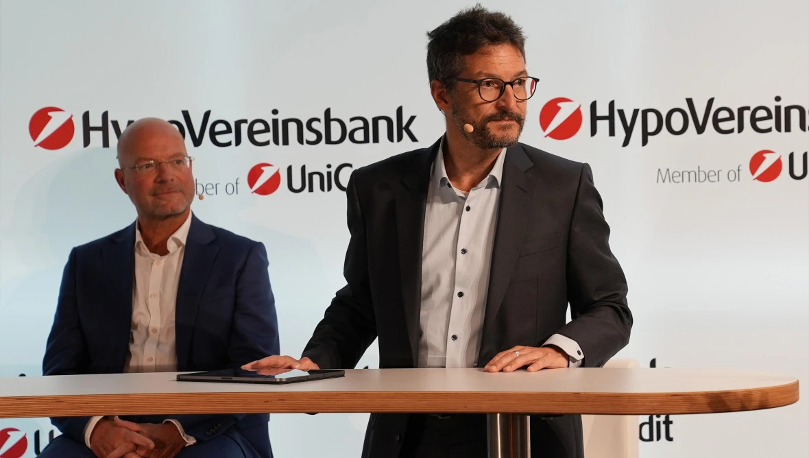 Sprecher an Stehtisch bei einer HVB-Veranstaltung