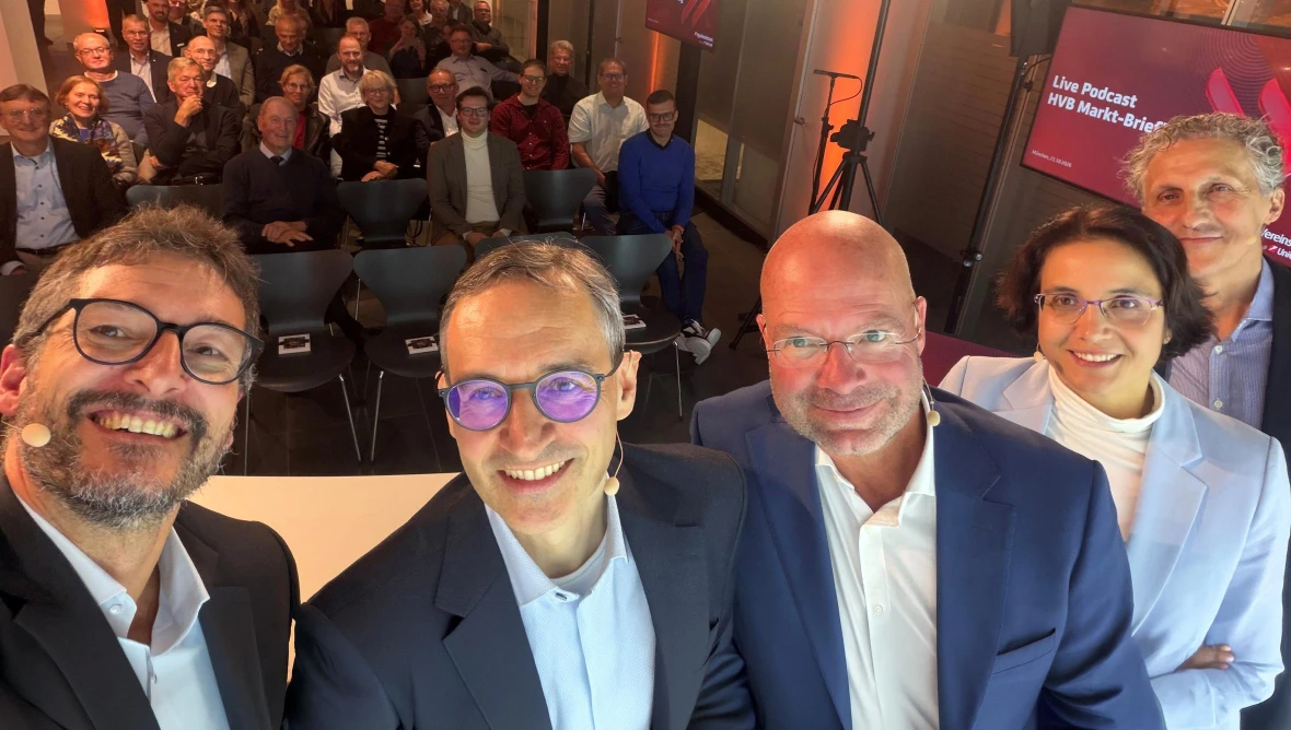 Erinnerungsfoto einer HVB-Veranstaltung mit Gästen im Saal