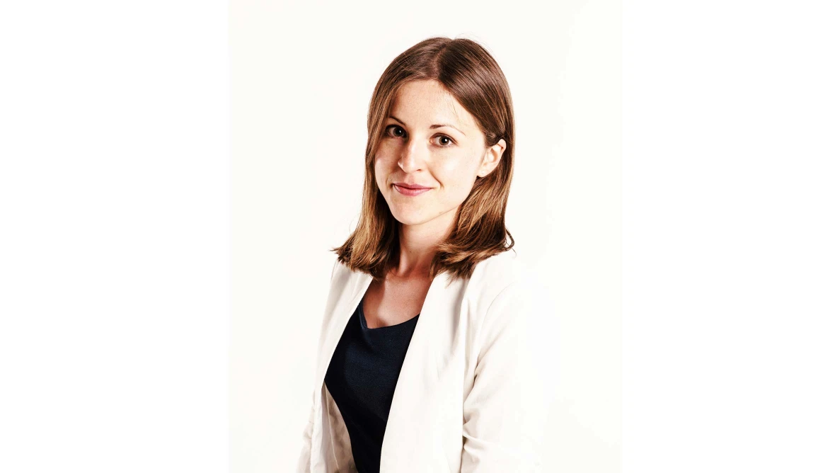 Porträt von Dr. Teresa Beck - GoSilico - in weißem Blazer mit braunen Haaren.