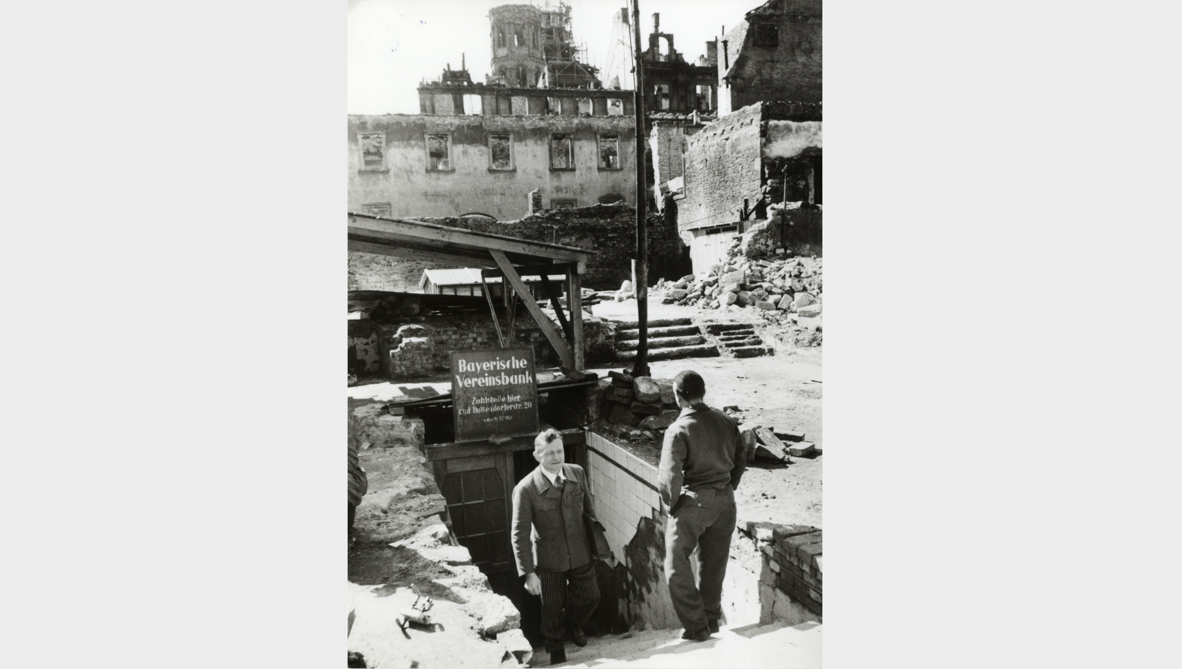 Zahlreiche Filialen waren von den Bombardierungen betroffen und hielten einen Notbetrieb aufrecht.
