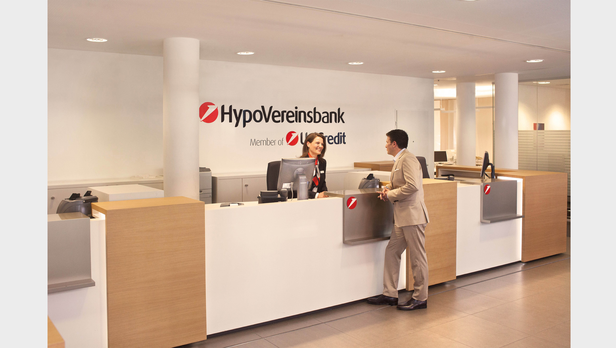 2014 begann die HypoVereinsbank mit einer Reform des Privatkundengeschäfts. Sie schloss knapp die Hälfte ihrer Filialen. Die verbleibenden 340 stattete die Bank mit zeitgemäßem Design und modernster Technik aus. Die Online-Filiale der HypoVereinsbank bietet ihren Kunden persönliche Betreuung übers Internet und verlängerte Öffnungszeiten.