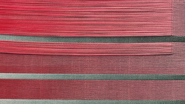 Detail eines gewebten Stoffes mit weiß und roten Fäden