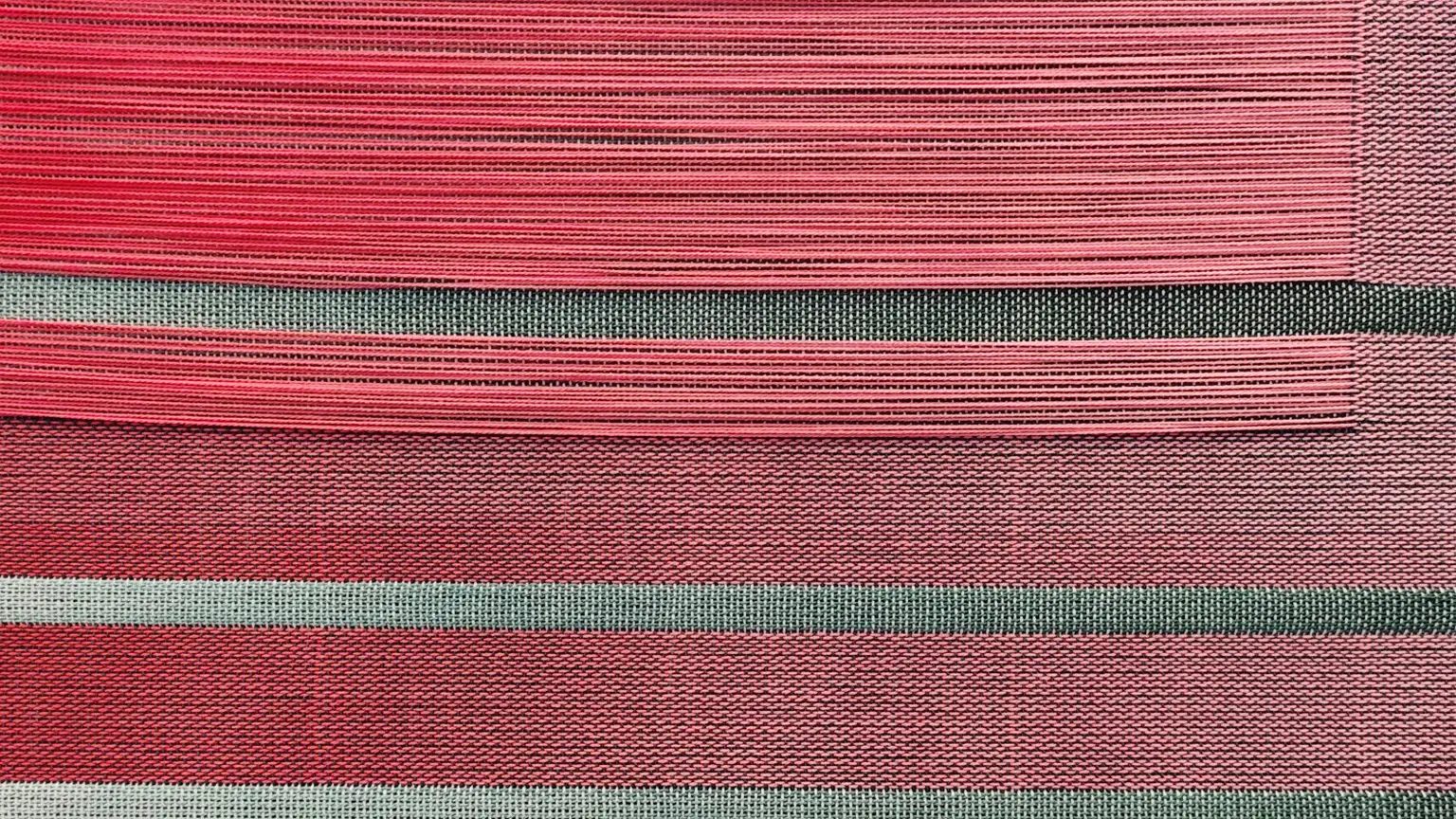 Ausschnitt eines gewebten Stoffes mit bunten Fäden