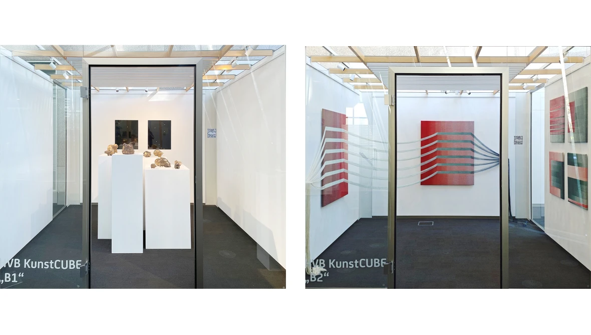 Installation in zwei nebeneinander liegenden Besprechungsräumen, den sogenannten HVB KunstCUBEs in Berlin. links sind auf weißen Sockeln kleine Schweine aus Bronze zu sehen und dahinter zwei schwarze Fotografien. rechts sind gewebte Stoffbilder zusehen und Stofffäden, die durch den Raum gezogen sind. 