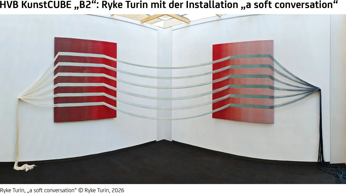 Ausstellung mit gewebten Stoffbildern, die mit Fäden im Raum miteinander verbunden sind. 