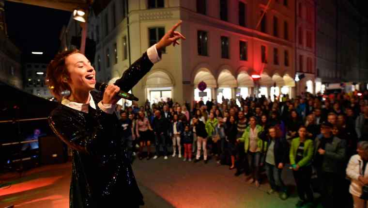 COSBY - Popband aus München auf der Open-Air-Bühne Kardinal-Faulhaber-Straße