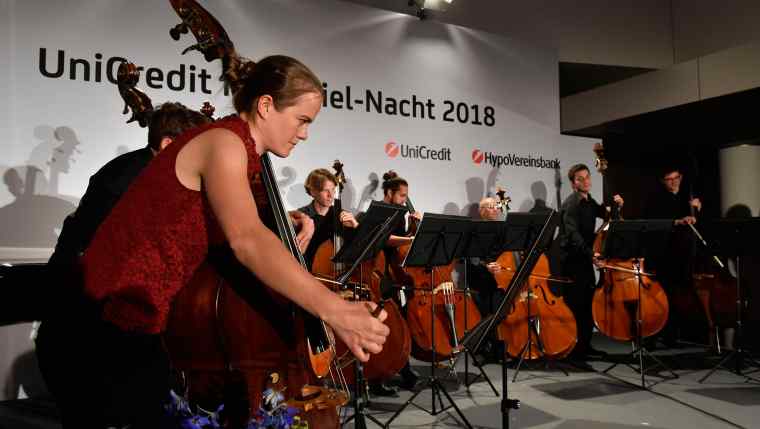 Die Kontrabassisten des Bayerischen Staatsorchesters in der HVB Filiale Promenadeplatz