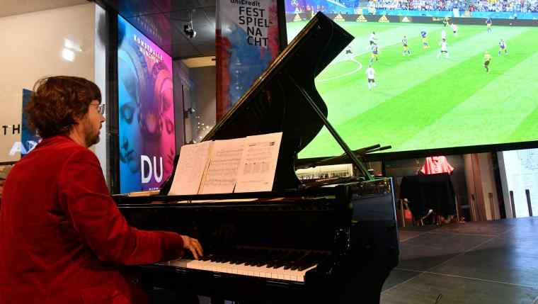 Stephan Graf von Bothmer - Fußball-Konzert WM 2018: Deutschland - Schweden ohne Ton aber mit Live-Musik am Flügel