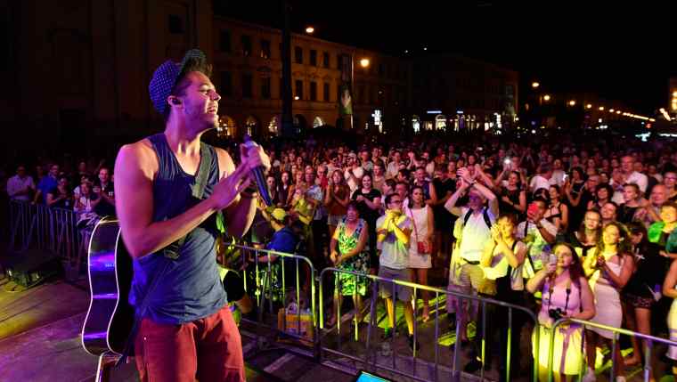 Singer-Songwriter Malik Harris auf der Open-Air-Bühne am Odeonsplatz
