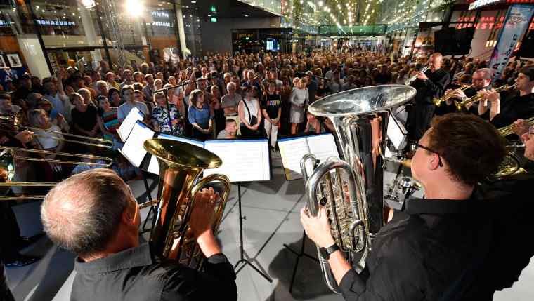 OperaBrass - die Blechbläser des Bayerischen Staatsorchesters auf der Plaza FÜNF HÖFE