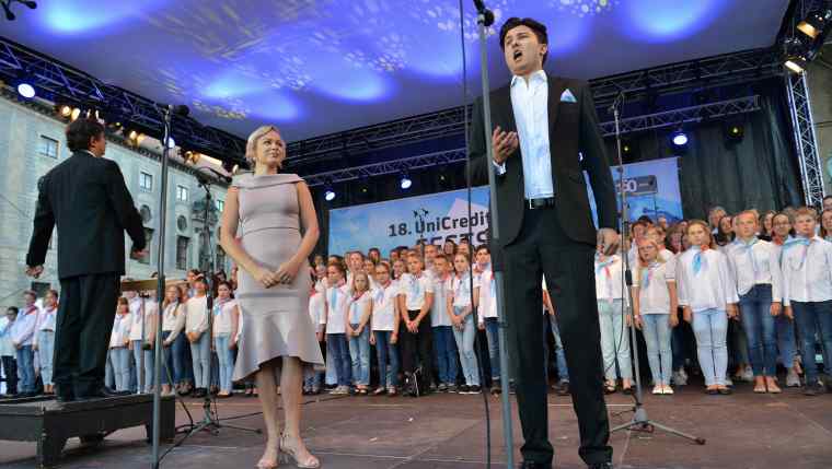 Der 220-köpfige UniCredit Opern-Chor mit über 100 Mitarbeitern der HypoVereinsbank, dem Kinderchor der Bayerischen Staatsoper, Mitgliedern des Chores und des Extra-Chores der Bayerischen Staatsoper und Mirjam Mesak (Sopran) und Caspar Singh (Tenor)