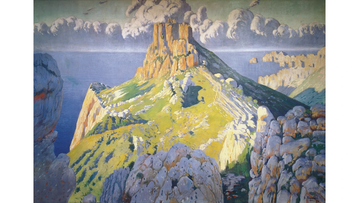 Helle Felslandschaft am Meer mit steilem grünen Berg und markanter Felsformation unter großen Wolken am Himmel.