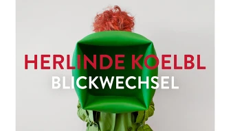 Person mit rotem Haar hält einen großen grünen Gegenstand vor dem Körper vor hellem Hintergrund mit Schriftzug Herlinde Koelbl Blickwechsel.