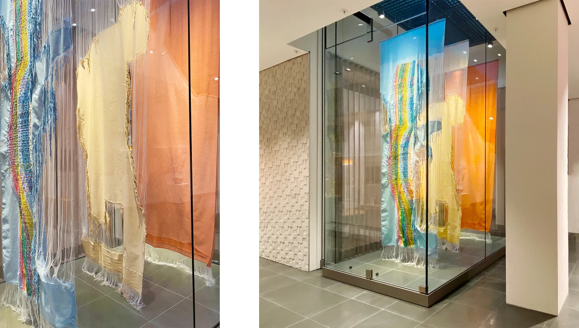 Installation mit drei unterschiedlichen Stoffbahnen im HVB KunstCUBE in München mit Glaswänden.