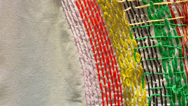 Detail eines gewebten Stoffes mit bunten Fäden