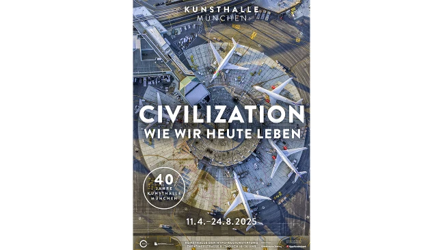 Plakat für die Ausstellung "Civilization - wie wir heute leben": Der Ausstellungstitel in weißer Schrift, im Hintergrund ist eine Luftaufnahme eines Flughafenterminals zu sehen mit drei großen Flugzeugen, die sternförmig am Gate stehen, umgeben von Bodenfahrzeugen und Ausrüstung.