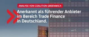 Analyse bestätigt: UniCredit auf Platz 1 im Trade Finance, rotes Logo vor Gebäudefassade.